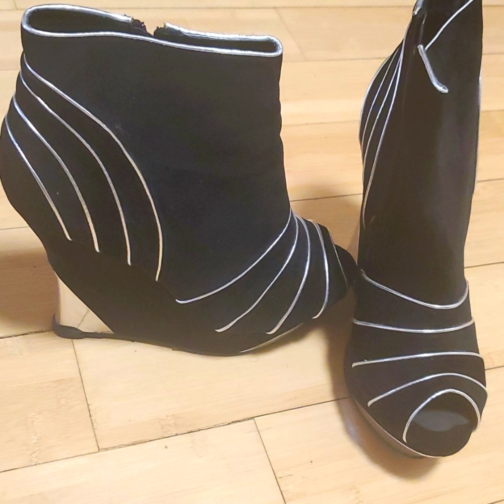 Open toe ankle boot faux suede with siver imbrodery